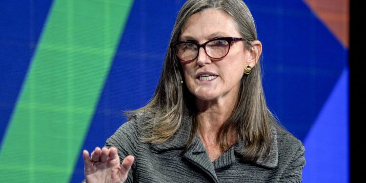 女股神：毫不猶豫買比特幣，比黃金「更抗通膨」；方舟持續買入 Coinbase