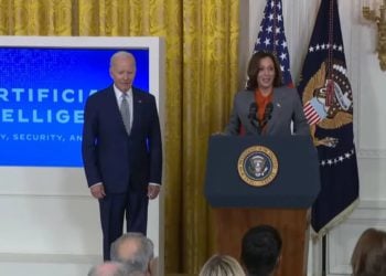 拜登簽署首份AI行政命令！加強監管「人工智慧」國安危險