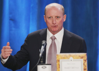 股神「欽點接班人」阿貝爾 Greg Abel 是誰？查理蒙格盛讚：進化版巴菲特