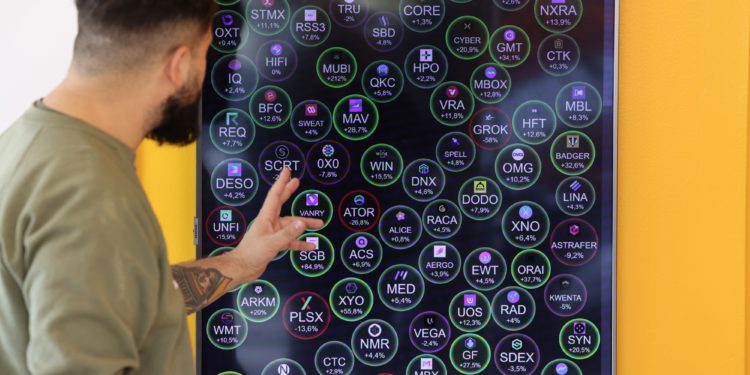 | 動區動趨-最具影響力的區塊鏈新聞媒體 加密貨幣牛市預備!彭博:散戶開始謹慎回鍋、Coinbase當前交易量為前次高峰的16%