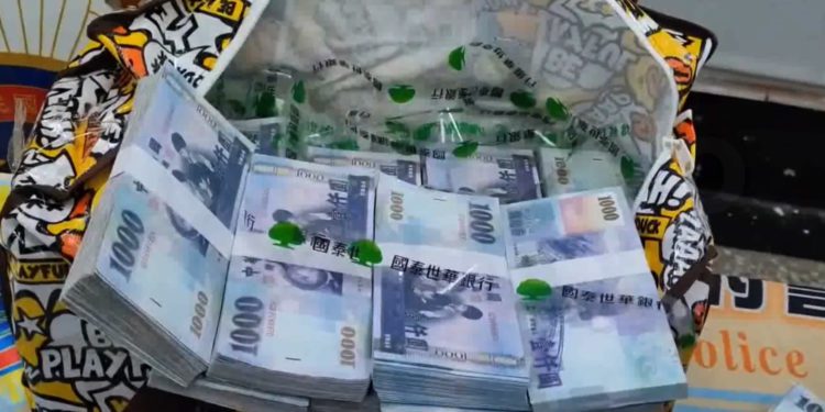 高雄大膽男「真鈔夾玩具鈔」 詐買千萬泰達幣，USDT幣商回家猛捶心肝