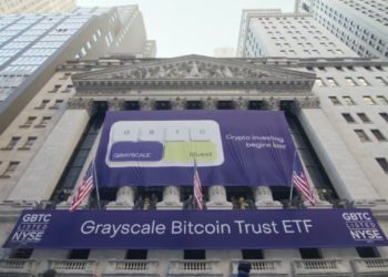 比特幣攻佔華爾街！紐交所高掛現貨ETF廣告，貝萊德IBIT規模超最大白銀ETF