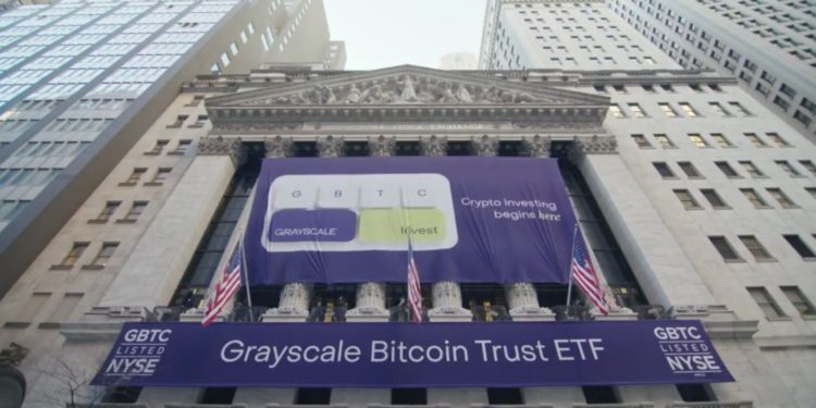 比特幣攻佔華爾街！紐交所高掛現貨ETF廣告，貝萊德IBIT規模超最大白銀ETF