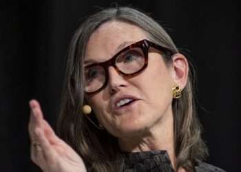 女股神的方舟基金宣布投資OpenAI：Sora影像生成能力驚人