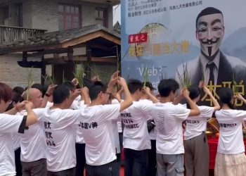 Web3短劇《重生之我在幣圈當大佬》引熱議！劇組開拍前拿「韭菜上香」致敬中本聰…