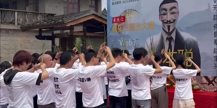 Web3短劇《重生之我在幣圈當大佬》引熱議！劇組開拍前拿「韭菜上香」致敬中本聰…