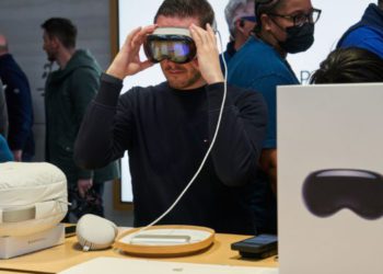 Apple蘋果叫停二代 Vision Pro 開發，專注平價版：價格砍半、重量輕30%