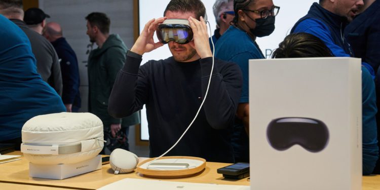 Apple蘋果叫停二代 Vision Pro 開發，專注平價版：價格砍半、重量輕30%