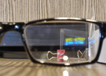 上班炒幣神器！群友自製「加密貨幣價格投影眼鏡」，成本不到30美元