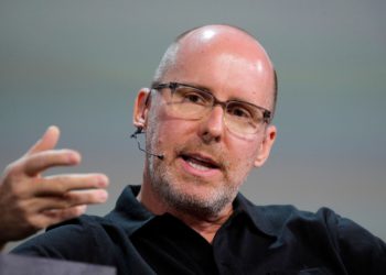 黑天鵝創辦人警告：「史上最大泡沫」即將破裂，Fed降息後美股會直接腰斬