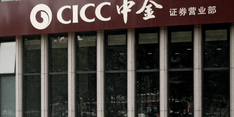 中金美女員工墜樓亡！瘋傳「揹房貸被減薪」三重打擊被逼死