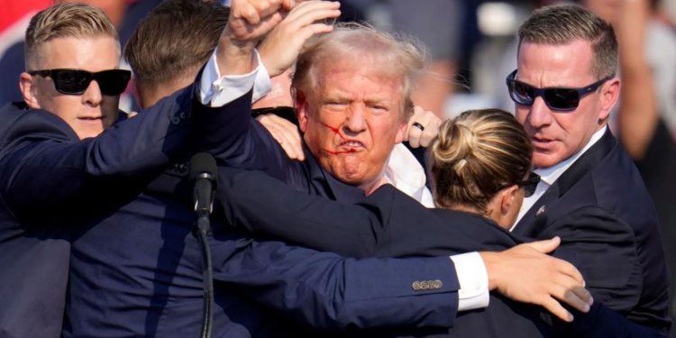 川普造勢中槍！「差一公分」險爆頭，迷因幣TRUMP飆漲超50%