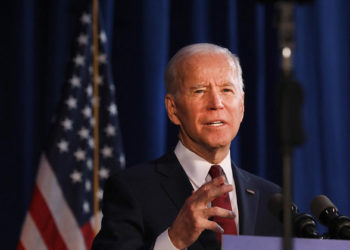 拜登三度確診新冠肺炎，鬆口若健康堪憂「考慮退選」、又一民主黨大佬看衰會輸