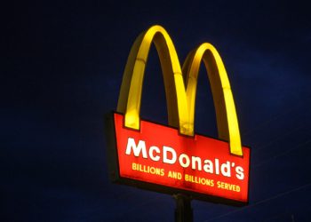 麥當勞也貴到吃不起？淨利大減12%，推出5美元「窮鬼餐」救業績