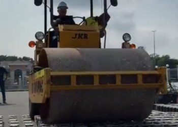 開壓路機碾碎「985台比特幣礦機」，馬來西亞警方打擊偷電挖礦