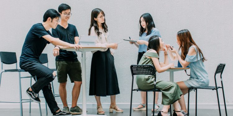 Z世代調查》期望月薪平均 40,742 元，62% 有投資、最愛迷因幣和合約