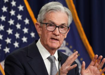 聯準會利率連8凍「暗示九月降息」，鮑爾都說了什麼？美股四大指數齊揚