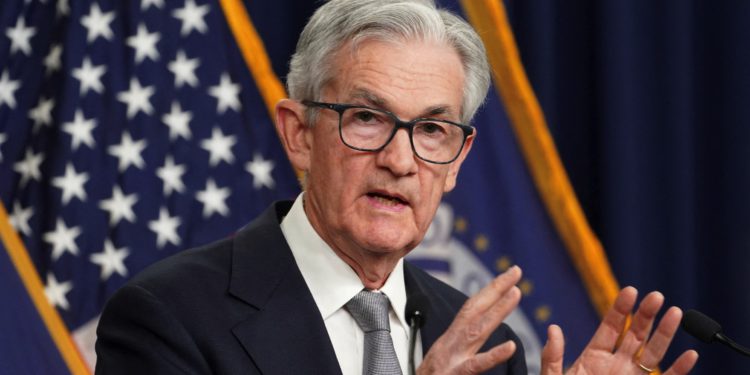 聯準會利率連8凍「暗示九月降息」，鮑爾都說了什麼？美股四大指數齊揚