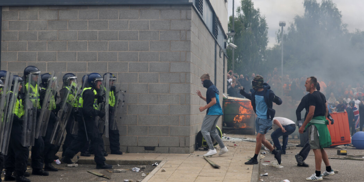 yinguo | 動區動趨-最具影響力的區塊鏈新聞媒體 假新聞釀英國「13年來最大暴動」極右翼煽動仇恨,區塊鏈能成解藥?