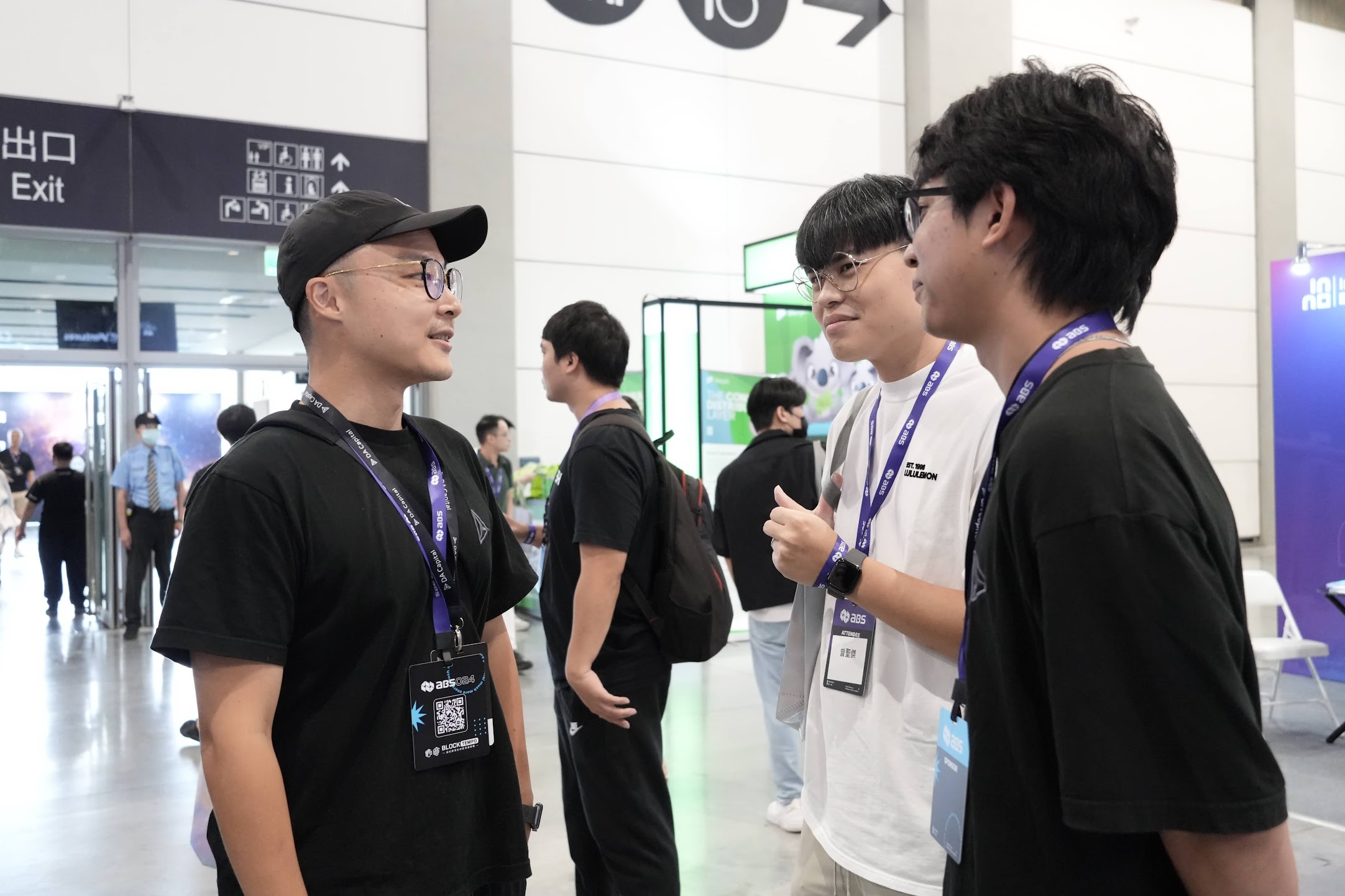圖三DA Capital行銷長兼設計長小企鵝阿批知名網紅聖結石與DA Capital營運長色佬在會場中交流jpg | 動區動趨-最具影響力的區塊鏈新聞媒體