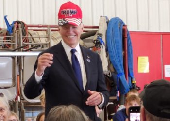 拜登戴上「川普2024」帽子全網炸鍋，白宮：是真實圖非AI，但有正面意義