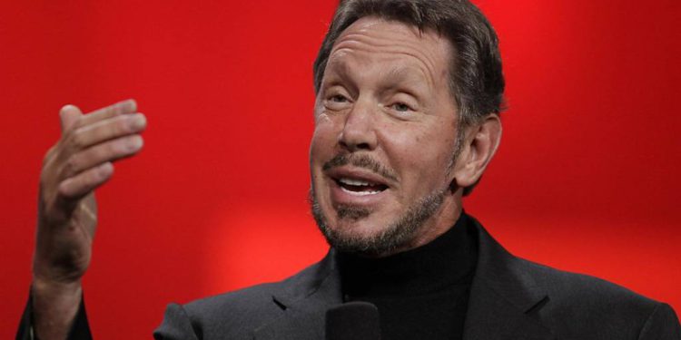 圖源:美聯社 | 動區動趨-最具影響力的區塊鏈新聞媒體 求你收多一點錢!甲骨文創辦人自爆:與馬斯克捧鈔票懇求黃仁勳交出AI晶片