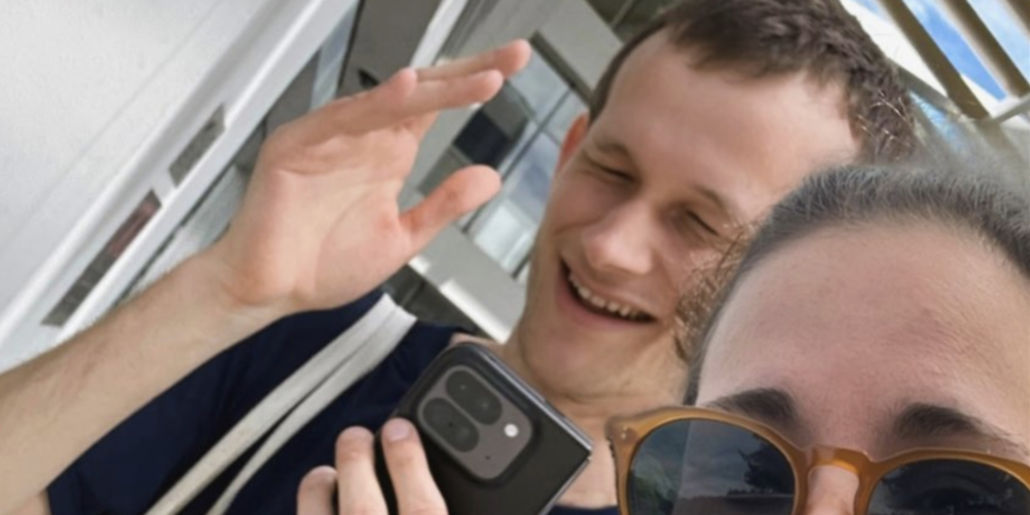 動區查證》Vitalik拿Solana Saga手機？真相是台灣設計最強AI手機