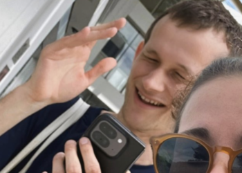 動區查證》Vitalik拿Solana Saga手機？真相是台灣設計最強AI手機