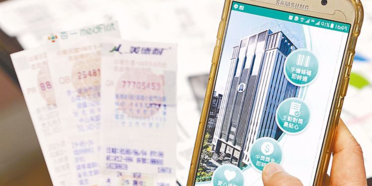 財政部發票連續中獎「機率低到不可思議」：國稅局已啟動查核，區塊鏈能解決信任危機？