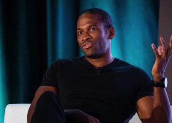 Arthur Hayes：項目方與其擠破頭上幣安，直奔 DEX 才是最佳出路