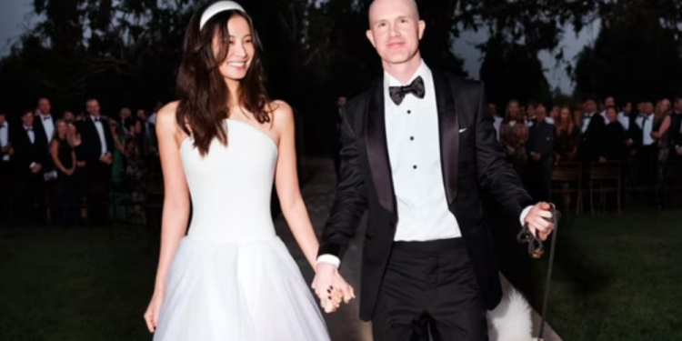 Coinbase 老闆娘 Angela Meng 是誰？11 歲移民美國，做過記者、模特…