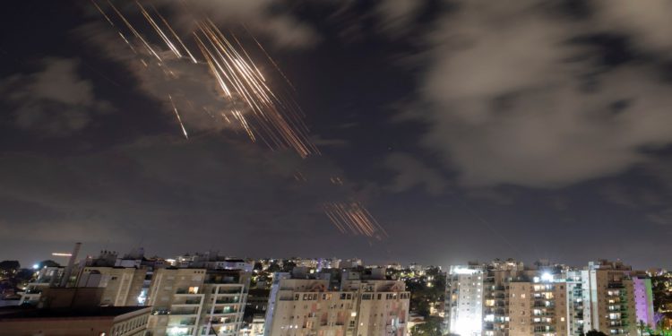 伊朗轟炸以色列超200枚飛彈，為何這次比4月嚴重很多？以軍報復恐令中東局勢失控