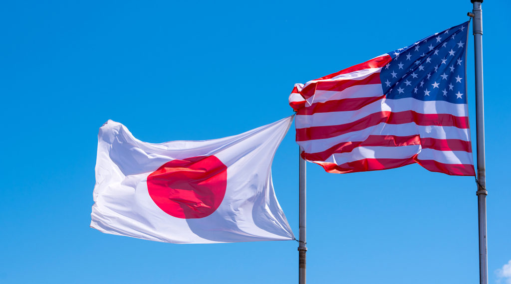 AmericanAndJapaneseFlagsWavingAgainstBlueSky | 動區動趨-最具影響力的區塊鏈新聞媒體 美股史上最大泡沫何時破裂?分析師:不怕經濟衰退,真正致命的是日美利率差