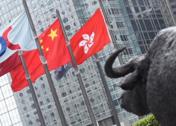 港股崩盤暗示不妙？恒生指數狂瀉超2000點，創近16年最慘跌幅