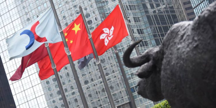 港股崩盤暗示不妙？恒生指數狂瀉超2000點，創近16年最慘跌幅