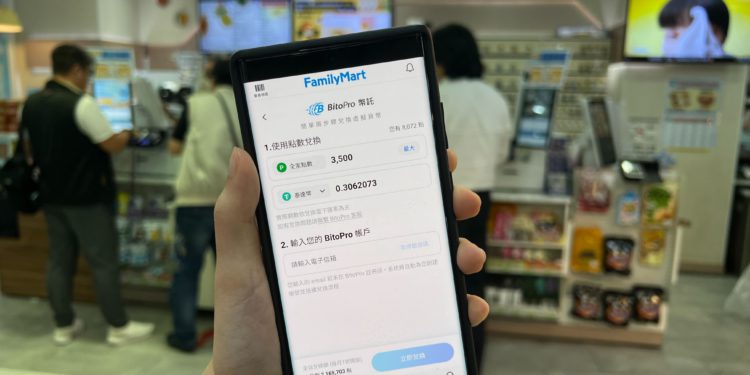 圖2幣託交易所與全家便利商店的點數免費換加密貨幣秒殺小資族瘋搶比特幣 | 動區動趨-最具影響力的區塊鏈新聞媒體 台灣比特幣狂熱:幣託註冊數與交易活躍雙創新高,APP財經類排名衝第二