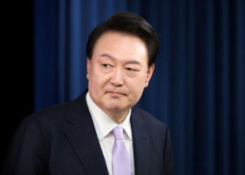 韓國戒嚴鬧劇》總統府幕僚集體請辭、在野黨擬啟動彈劾、Polymarket賭盤：尹錫悅年底下台機率達75%