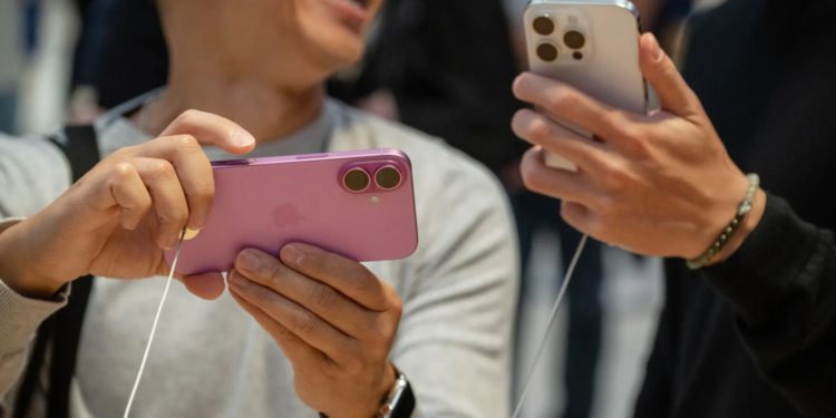 蘋果邁向「去高通化」：明年新iPhone SE搭載Apple自研發通訊晶片，傳台積電代工
