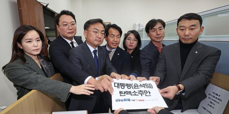 韓國六大在野黨正式提交尹錫悅彈劾案，最大工會發動無限期罷工：不下台勢不罷休
