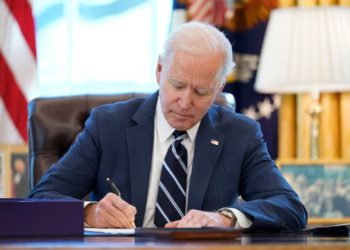 美政府關門危機解除！拜登簽署「臨時開支法案」，川普喊提高債務上限未果