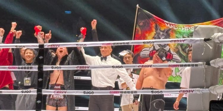 c805dd29-736e-4303-8811-74ca6a36a3d2 | 動區動趨-最具影響力的區塊鏈新聞媒體 《拳上2024》全場細節回顧:統神放下雙手「往死裡扁」、蹦闆關鍵防禦奪勝,後台卻開打第七回合