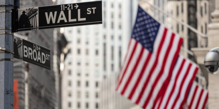 美國明年若經濟衰退會怎樣？分析師：比特幣暴跌至4.5萬美元、美股重挫30%…