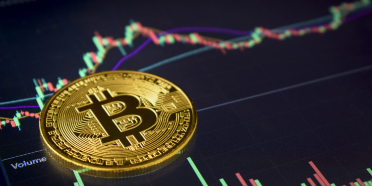 close-up metal bitcoin on price chart | 動區動趨-最具影響力的區塊鏈新聞媒體 掌握牛市脈動:12 個週期工具和逃頂指標整理