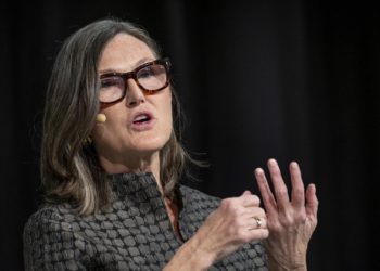 女股神重申：比特幣2030年上看100萬美元、川普上任會掀起新創併購潮