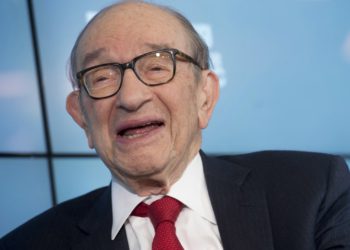 彭博警告：美股陷非理性繁榮，葛林斯潘估值指標透露了什麼？