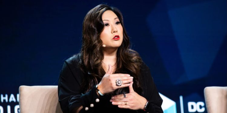 20250121180350 | 動區動趨-最具影響力的區塊鏈新聞媒體 川普欽點「加密女神」來了! Caroline Pham任代理CFTC主席,亞裔入局加密監管迎來大變革?