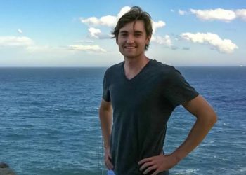 絲路創辦人 Ross Ulbricht 重獲自由！川普特赦後燦笑離開監獄照曝光