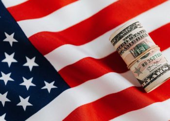 思考》為什麼貨幣政策緊縮，但經濟持續增長？