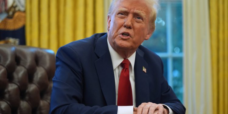 川普2.0關稅戰開打！2/1起對加墨中增稅，美股全面收黑、比特幣跌破10.2萬鎂