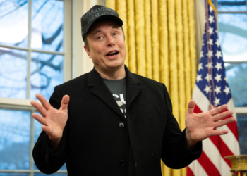 馬斯克「睡白宮地板」拼改革！DOGE 已調查18個聯邦機構擬大量裁員，美國政府真的爛？